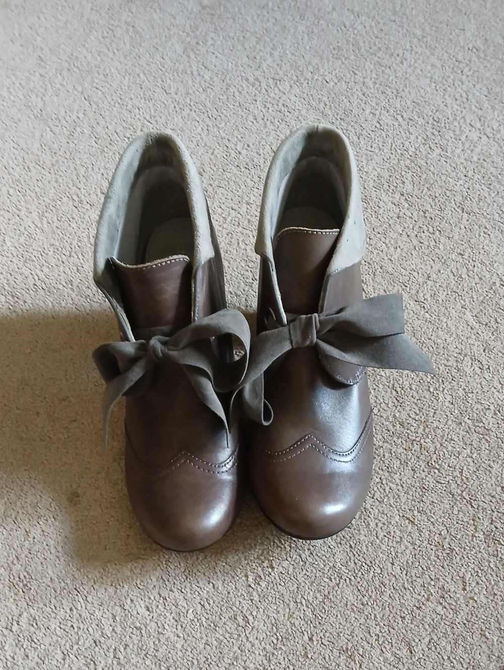 Hush Puppies Brownwith Lught Grey Cuff Leather Bow Ankle Booties